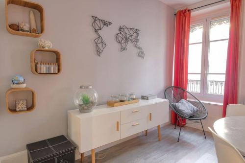 - un salon avec une armoire blanche et une chaise dans l'établissement Super appartement idéalement situé, Lyon 6eme, à Lyon