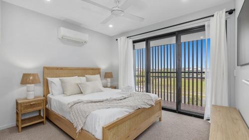 Un dormitorio con una cama y una ventana grande. en Sea Spray by Kingscliff Accommodation, en Kingscliff