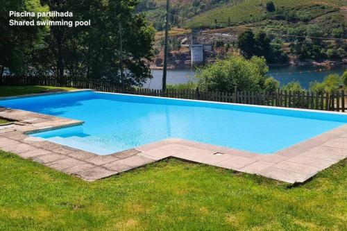 Bazén v ubytování Casinha de Padrões nebo v jeho okolí