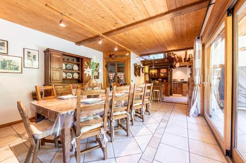 une salle à manger avec une table et des chaises en bois dans l'établissement Chalet Le Courti, à Sainte-Foy-Tarentaise