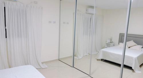 Ένα ή περισσότερα κρεβάτια σε δωμάτιο στο LUMIÈRE ALPHA DÉPARTEMENT