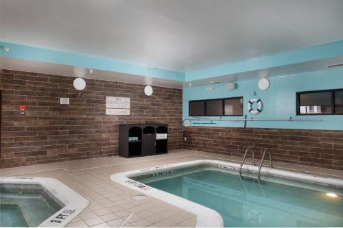 Bazén v ubytování SpringHill Suites by Marriott Savannah I-95 South nebo v jeho okolí