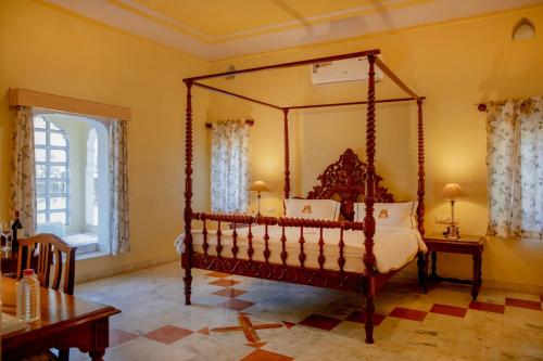 Postel nebo postele na pokoji v ubytování Shahpura Abhaneri Resort