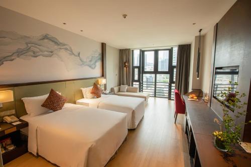 Postel nebo postele na pokoji v ubytování Lia Charlton Hotel Shenzhen
