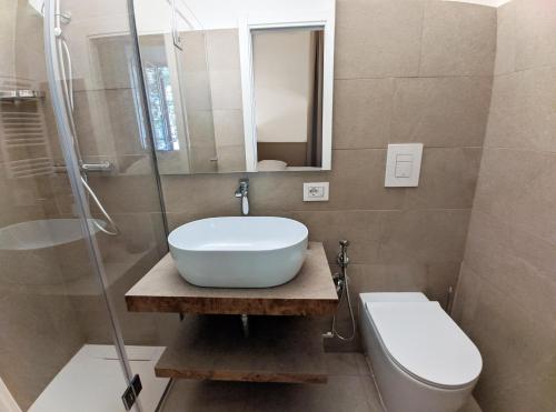 Un baño de Astom Suites