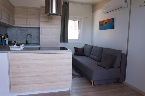 a living room with a couch and a kitchen at Mobilehome Palema 16 in Drage