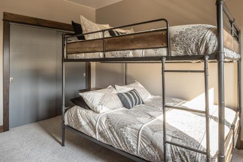 Una cama o camas en una habitación de Alpenglow Condo 26A