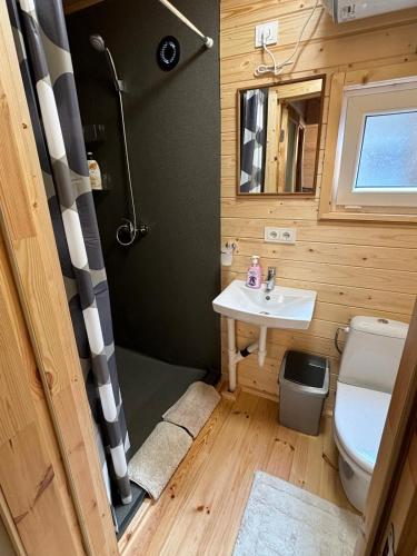 Bilik mandi di Trommeļa brīvdienu mājiņas-kempings