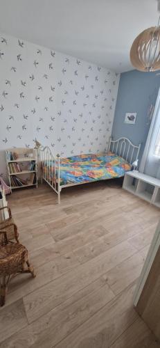 une chambre avec un berceau et un mur avec des chauves-souris dans l'établissement Maison Pierres de Provence, à Saint-Cannat