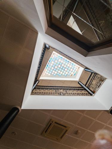 a window in the ceiling of a bathroom at HOTEL MUSEO Lucainena in Lucainena de las Torres