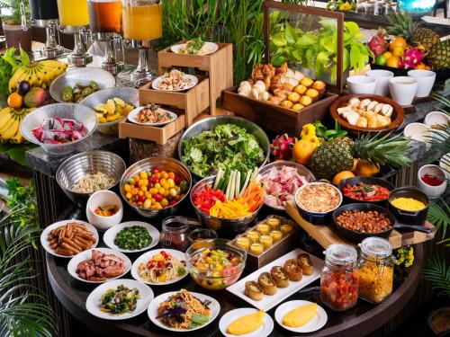 石垣岛FUSAKI BEACH RESORT HOTEL & VILLAS的餐桌上摆放着各种食物的自助餐