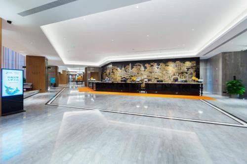 una hall con pista da ballo in un edificio di Wyndham Grand Plaza Royale Hot Springs Fenghuang a Fenghuang