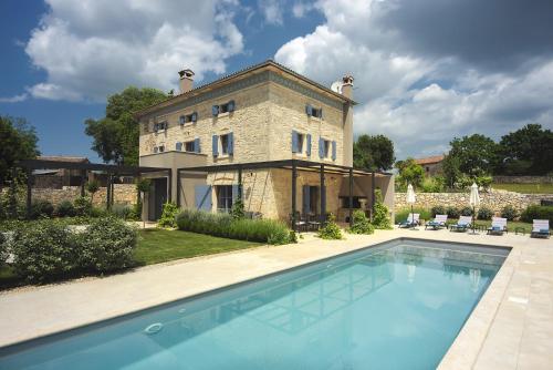 Villa PI for 8 people in Central Istria with heated pool & large garden