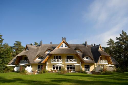a large house with a gambrel roof at Ferienwohnungen Fischland in Dierhagen