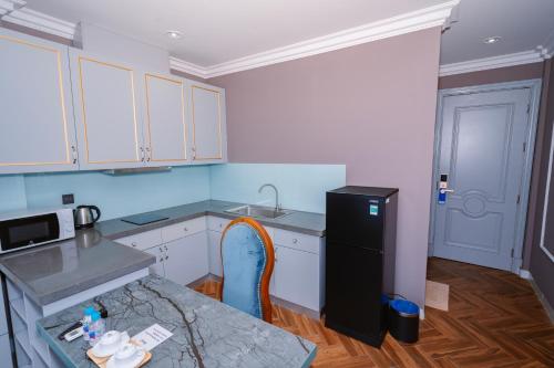 Η κουζίνα ή μικρή κουζίνα στο Hotel Apartment Royal Galaxy