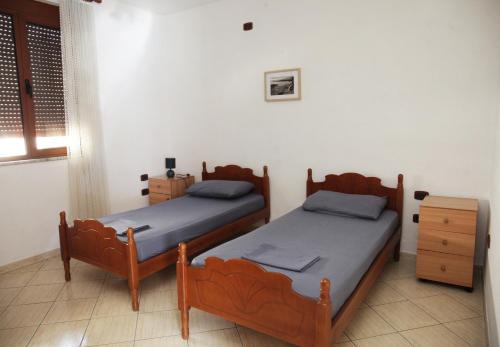 une chambre avec deux lits et une commode dans l'établissement Cozy 2 Bedroom Apartment 10 Min walk to center, à Shkodër