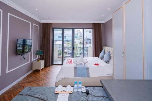 Μια τηλεόραση ή/και κέντρο ψυχαγωγίας στο Hotel Apartment Royal Galaxy