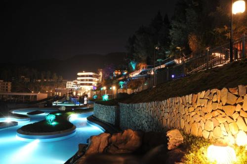 Piscina di Wyndham Grand Plaza Royale Hot Springs Fenghuang o nelle vicinanze
