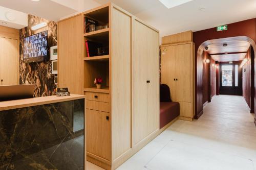 einen Flur in einem Hotelzimmer mit Flur in der Unterkunft Hotel Prince Albert Opéra in Paris