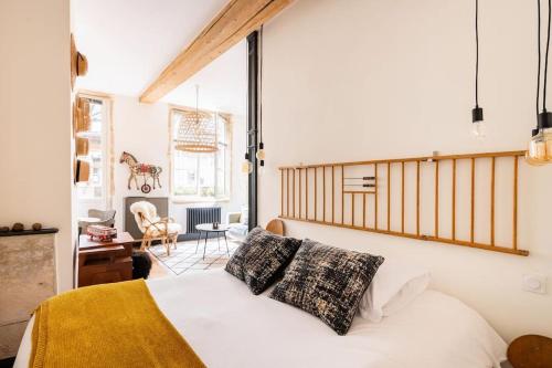 une chambre avec un lit blanc avec deux oreillers dans l'établissement Milan, centre historique et climatisé, Lyon 1er, à Lyon