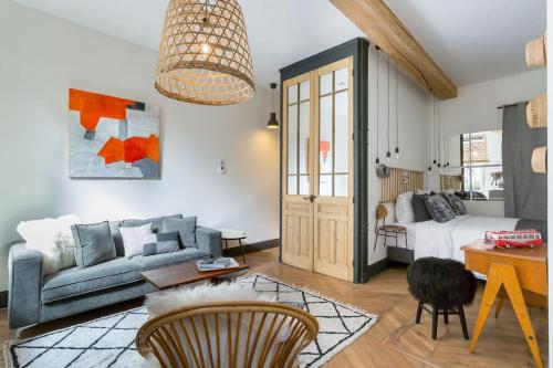 un salon avec un canapé et un lit dans l'établissement Milan, centre historique et climatisé, Lyon 1er, à Lyon