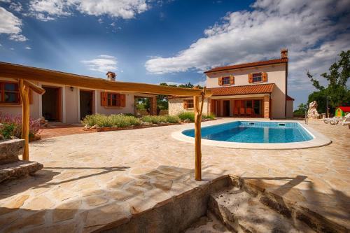 Kolam renang di atau dekat dengan Villa with pool, garden, in a quiet small village - by Traveler tourist agency Krk - ID 2179
