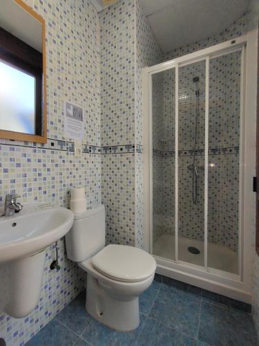 a bathroom with a toilet and a sink and a shower at Hostal Abastos in Valencia