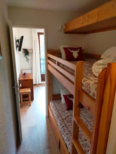 - une chambre avec 2 lits superposés et un couloir dans l'établissement Charmant studio skis aux pieds 4 couchages, à Risoul