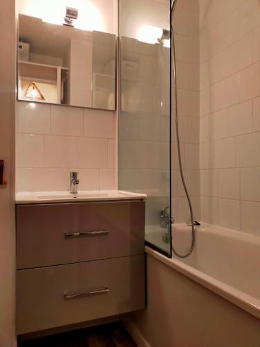 une salle de bain avec une douche, un lavabo et une baignoire dans l'établissement Charmant studio skis aux pieds 4 couchages, à Risoul
