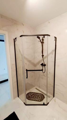 a glass container with a stand in a room at Apartamenty Chęciny in Chęciny