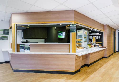 un comptoir alimentaire dans un magasin avec comptoir dans l'établissement B&B HOTEL Amneville-les-Thermes, à Amnéville