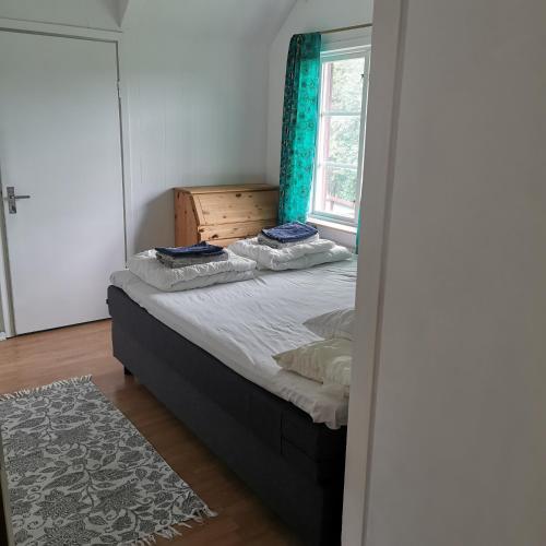 a bedroom with a bed and a window at Åkersjön lägenhet in Vallrun
