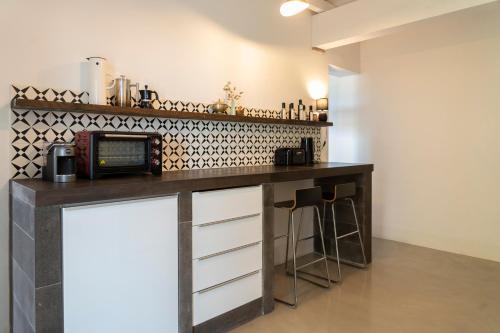 a kitchen with a counter with a microwave at CASA MIRA in Orosei