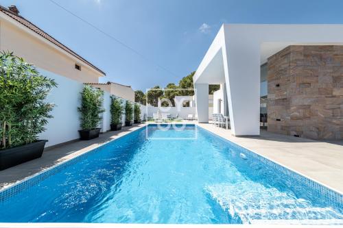 Villa Coral, chic coastal design, saltwater pool - by OYOOSTAYS
