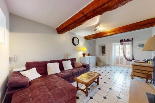 un salon avec un canapé et une table dans l'établissement Villa Marie, à Saint-Laurent-sur-Mer