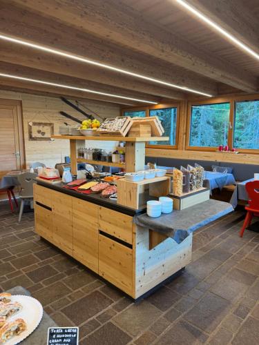 Η κουζίνα ή μικρή κουζίνα στο Hotel Tita Piaz