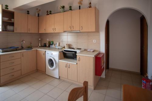 Kuchyň nebo kuchyňský kout v ubytování Star Sianna Village Rooms to let