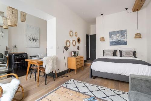 - une chambre avec un lit et un bureau dans l'établissement Mazzini, centre historique et climatisé, Lyon 1er, à Lyon