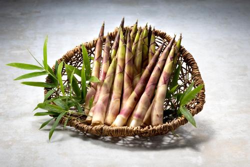 a wicker basket with a bunch of bamboo at Ichiraku tendo spa & brewery in Tendo