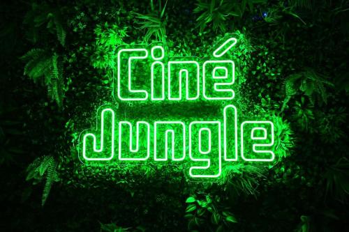 un panneau au néon qui dit que je m'aligne au milieu dans l'établissement Ciné jungle duplex balnéo, à Roanne
