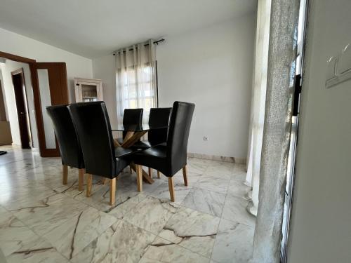 Villa - Sleeps 6 - Pool - Pets Ok - Parking