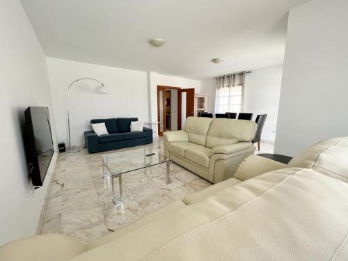 Villa - Sleeps 6 - Pool - Pets Ok - Parking