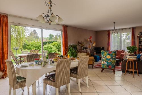 une salle à manger avec une table et des chaises dans l'établissement Lunidor, à Lusigny-sur-Barse