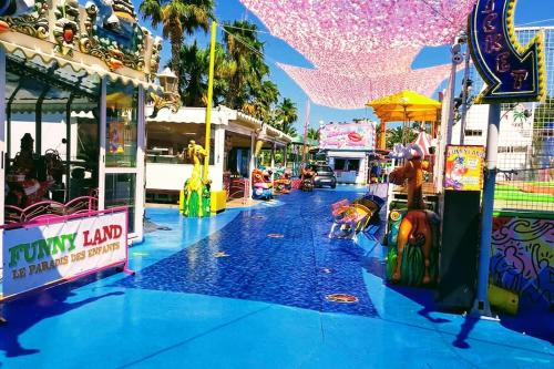 une vue d'un manège de carnaval dans un parc d'attractions dans l'établissement Le 