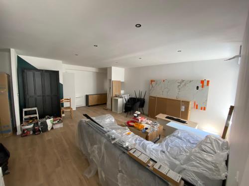 - un salon avec un canapé au milieu d'une pièce dans l'établissement Madonna Élégance, à Lourdes