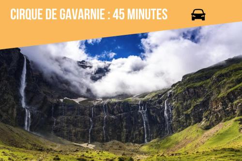 une bannière avec une photo d'une cascade dans les montagnes dans l'établissement Madonna Élégance, à Lourdes