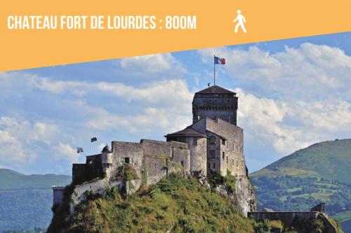 une image d'un château sur une colline avec les mots chadian fort dans l'établissement Madonna Élégance, à Lourdes