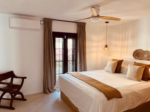 Postel nebo postele na pokoji v ubytování Casa Gina Old Town Marbella Center 4 Bedrooms