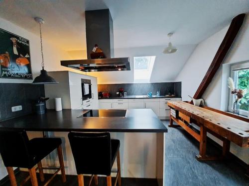 a kitchen with a table and a bench in it at Monteurwohnung, Ferienwohnung auf dem Land in Gokels