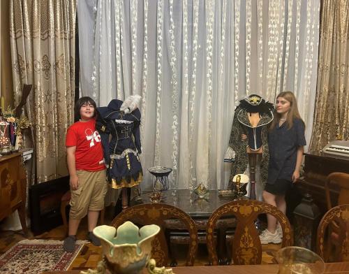 クタイシにあるKutaisi Family Museumの服を着た子供たちが部屋に立っている